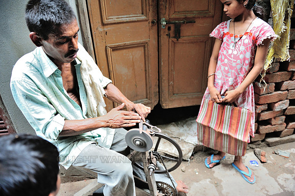 Sharpening scissors by pedaled machine
