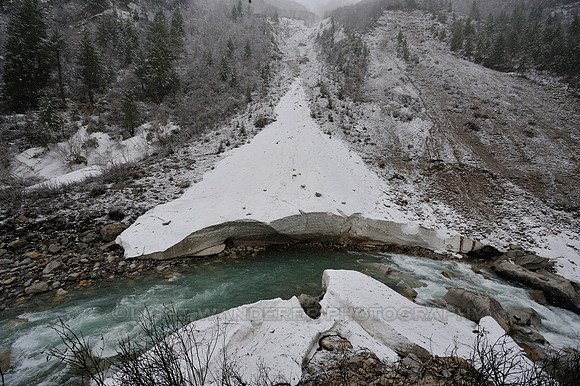 Ice cover has collapsed from the top of Baspa river