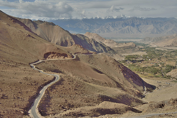 Road towards Khardung La from Leh town